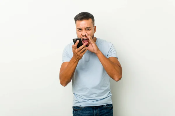 Ung Blandras Asiatisk Man Som Håller Telefon Skriker Glada Till — Stockfoto