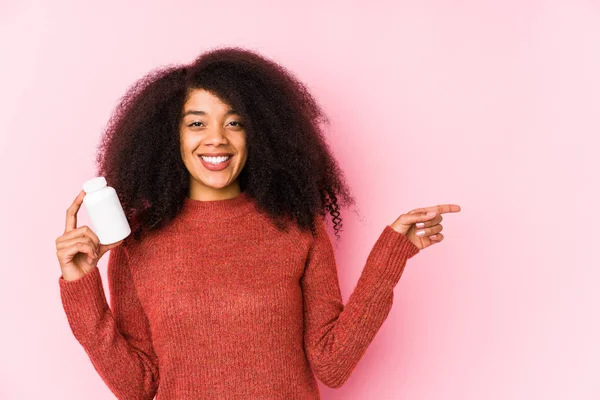 Vitaminlerini Tutan Genç Afro Kadın Elinde Vitaminlerle Gezen Boş Alanda — Stok fotoğraf