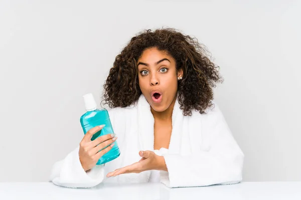 Ung Afrikansk Amerikansk Kvinna Håller Mun Tvätta Imponerad Hålla Kopia — Stockfoto