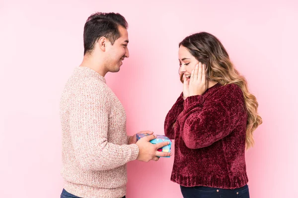 Giovane Coppia Latina Con Regalo — Foto Stock