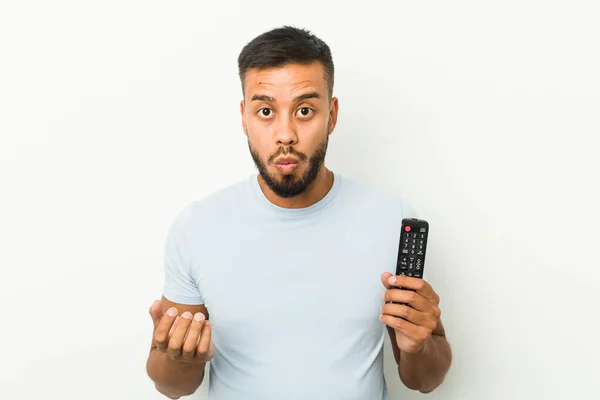 Joven Sur Asiático Hombre Sosteniendo Controlador Encoge Hombros Abierto Ojos — Foto de Stock