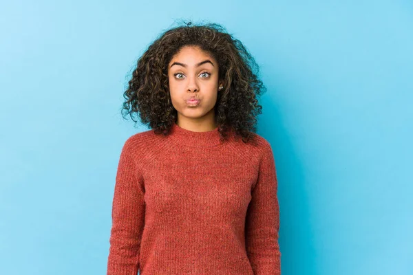 Joven Afroamericana Rizado Cabello Mujer Sopla Mejillas Tiene Expresión Cansada — Foto de Stock