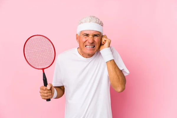 Homme Âge Moyen Jouant Badminton Isolé Couvrant Les Oreilles Avec — Photo