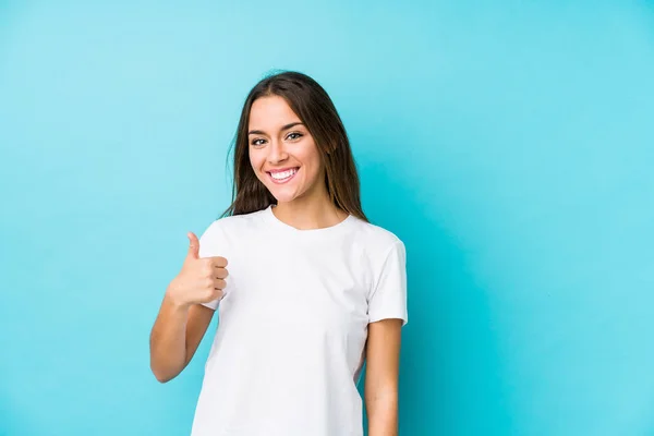 Jeune Femme Caucasienne Isolée Souriant Levant Pouce — Photo