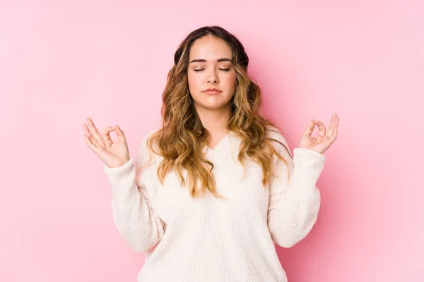 Joven Mujer Curvilínea Posando Fondo Rosa Aislado Relaja Después Duro —  Fotos de Stock