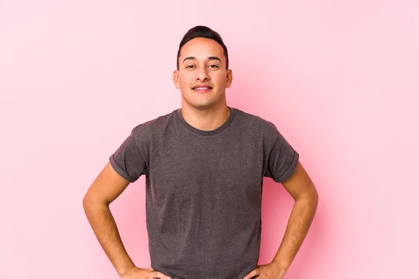 Yooung Latin Man Posing Pink Backgroundconfident Keeping Hands Hips — 스톡 사진