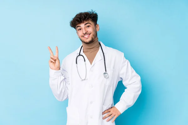Jovem Árabe Médico Homem Idolatrado Alegre Despreocupado Mostrando Símbolo Paz — Fotografia de Stock