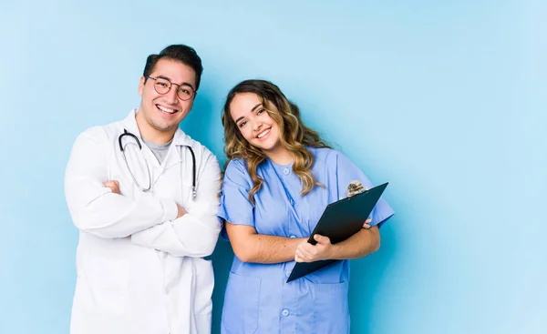 Giovane Coppia Medico Posa Uno Sfondo Blu Isolato Ridere Divertirsi — Foto Stock