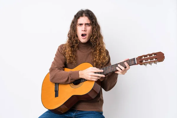 Giovane Uomo Caucasico Suonare Chitarra Isolato Urlando Molto Arrabbiato Aggressivo — Foto Stock