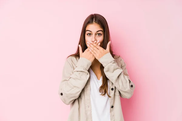 Young Caucasian Woman Posing Pink Background Shocked Covering Mouth Hands — Stock Photo, Image