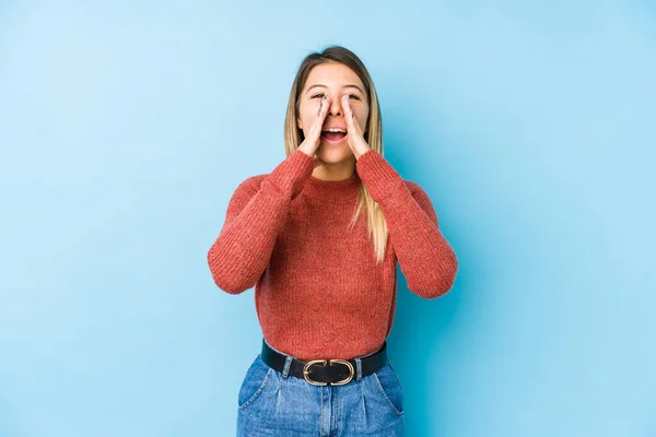 Ung Kaukasisk Kvinna Poserar Isolerad Skrika Exalterad Framifrån — Stockfoto