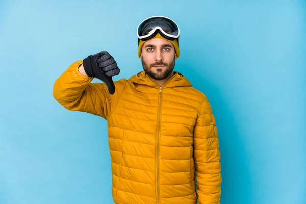 若いスキーヤーの白人男性が孤立し 嫌いなジェスチャー 親指を示しています 意見の相違 — ストック写真