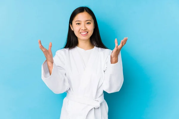 Joven Mujer China Practicando Karate Aislada Recibiendo Una Grata Sorpresa —  Fotos de Stock