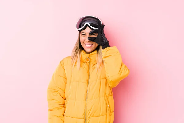 Junge Kaukasische Frau Skikleidung Vor Rosa Hintergrund Erregt Halten Geste — Stockfoto