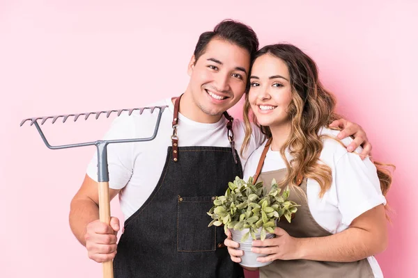 Jeunes Jardiniers Latins Couple Amoureux — Photo