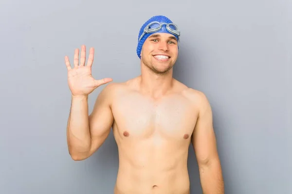 Mladý Profesionální Plavec Muž Úsměv Veselý Ukazující Číslo Pět Prsty — Stock fotografie