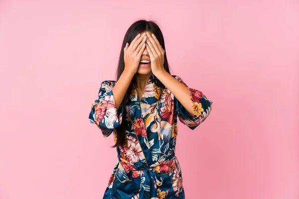 Jovem Mulher Asiática Vestindo Pijama Quimono Cobre Olhos Com Mãos — Fotografia de Stock