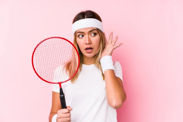Młoda Kobieta Grająca Badmintona Odizolowana Próbując Słuchać Plotek — Zdjęcie stockowe