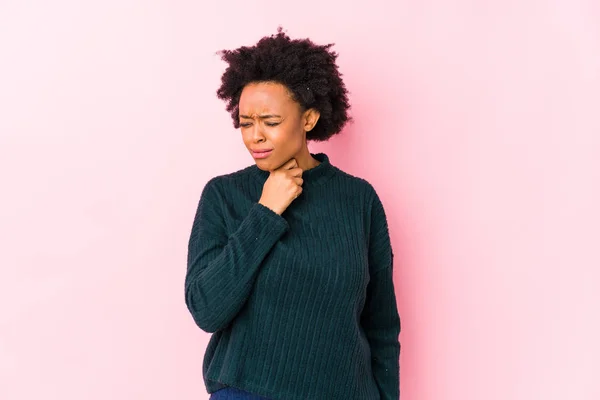 Mulher Afro Americana Meia Idade Contra Fundo Rosa Isolado Sofre — Fotografia de Stock