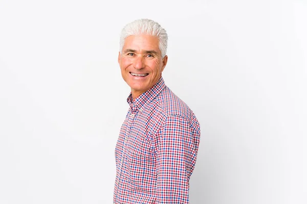 Hombre Caucásico Mayor Aislado Mira Lado Sonriente Alegre Agradable — Foto de Stock