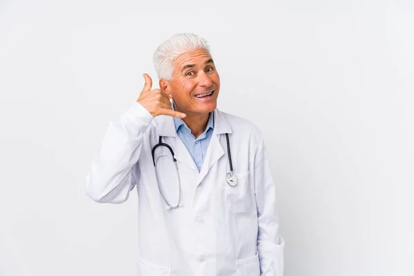 Maturo Caucasico Medico Uomo Mostrando Cellulare Chiamata Gesto Con Dita — Foto Stock