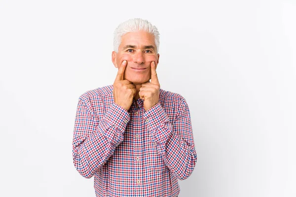 Senior Kaukasischer Mann Isoliert Zweifelnd Zwischen Zwei Optionen — Stockfoto