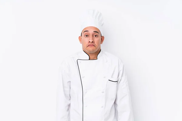 Jovem Chef Latino Homem Isolado Ombros Ombros Olhos Abertos Confuso — Fotografia de Stock