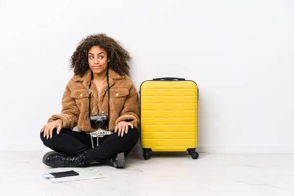 Giovane Donna Afroamericana Pronta Viaggio Confuso Sente Dubbioso Insicuro — Foto Stock