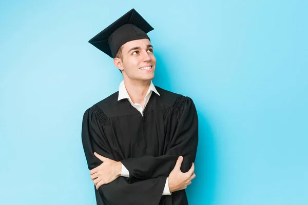 Jovem Caucasiano Graduado Homem Sorrindo Confiante Com Braços Cruzados — Fotografia de Stock