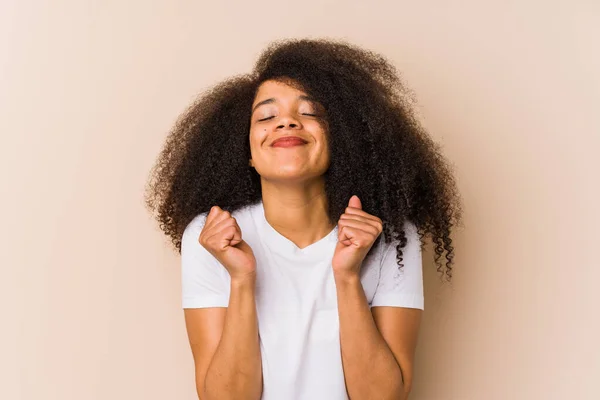 Молодая Африканская Американка Поднимает Кулак Чувствуя Себя Счастливой Успешной Идея — стоковое фото