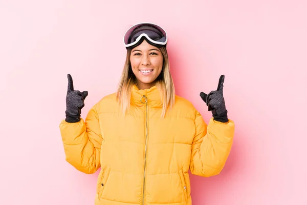 Mulher Branca Jovem Vestindo Uma Roupa Esqui Fundo Rosa Indica — Fotografia de Stock