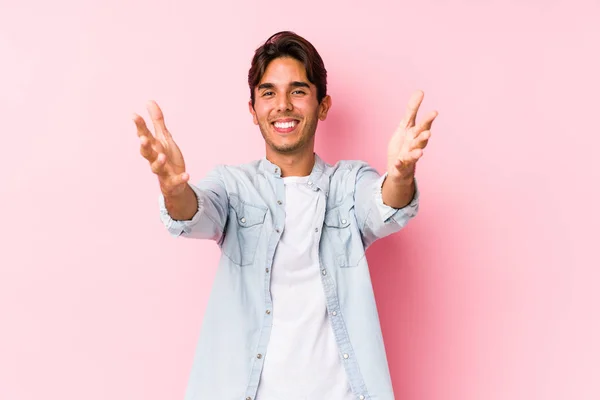 Jovem Caucasiano Posando Fundo Rosa Isolado Sente Confiante Dando Abraço — Fotografia de Stock