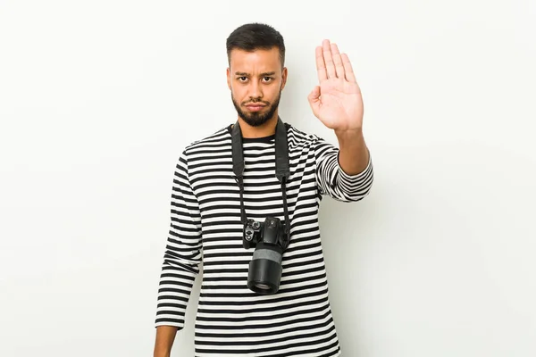 Joven Fotógrafo Sudasiático Pie Con Mano Extendida Mostrando Señal Stop —  Fotos de Stock
