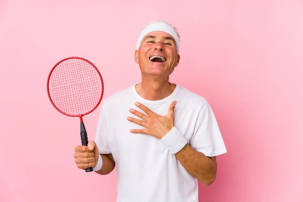 Homme Âge Moyen Jouant Badminton Isolé Rit Bruyamment Gardant Main — Photo