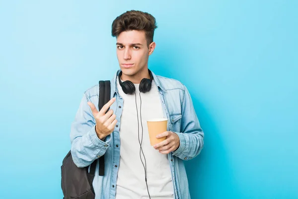 Jonge Blanke Student Man Die Een Afhaalkoffie Vasthoudt Wijzend Met — Stockfoto