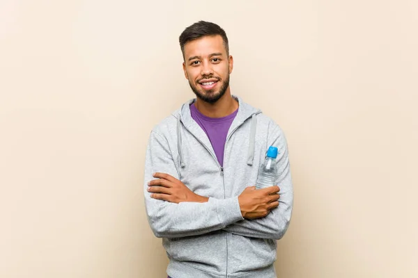 Jovem Mestiço Asiático Homem Segurando Uma Garrafa Água Feliz Sorrindo — Fotografia de Stock