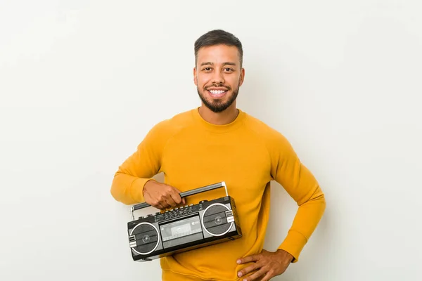 Jonge Zuid Aziatische Man Met Een Guetto Blaster Vrolijk Glimlachend — Stockfoto