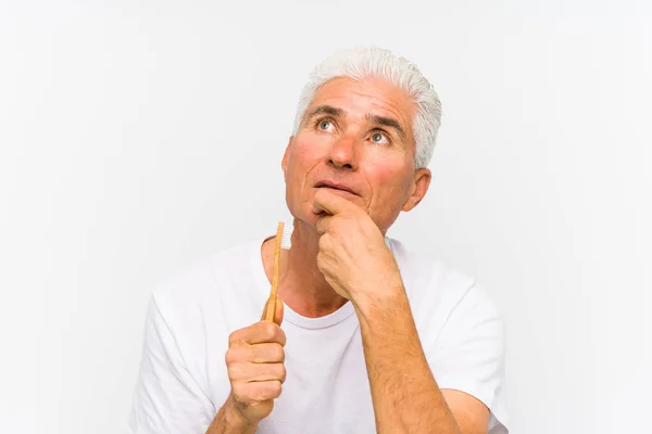 Senior Uomo Caucasico Possesso Spazzolino Denti Isolato Guardando Lateralmente Con — Foto Stock