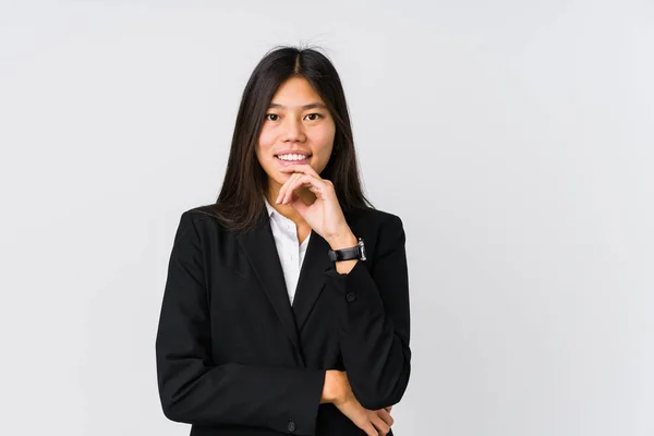 Junge Asiatische Geschäftsfrau Lächelt Glücklich Und Zuversichtlich Berührt Kinn Mit — Stockfoto