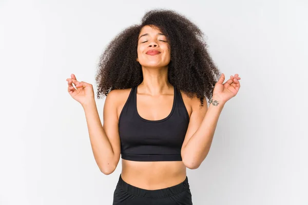 Young African American Sporty Woman Crossing Fingers Having Luck — Stock Photo, Image