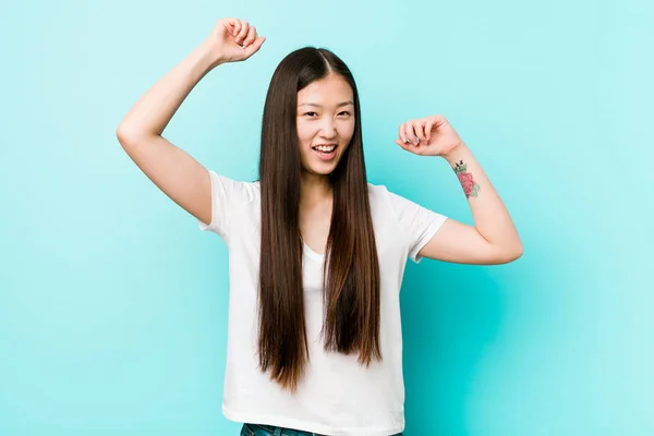 Ung Söt Kinesisk Kvinna Firar Speciell Dag Hoppar Och Höjer — Stockfoto