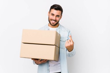 Kafkasyalı genç bir adam yeni evine taşınıyor. İzole edilmiş, seni işaret ediyor. Sanki davet ediliyormuş gibi..