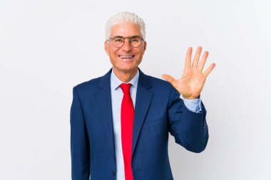 Orta yaşlı beyaz iş adamı, tebessüm eden beş numarayı parmaklarıyla izole etti..