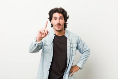 Beyaz bir geçmişe sahip genç yakışıklı bir adam bir fikri, ilham konsepti var..