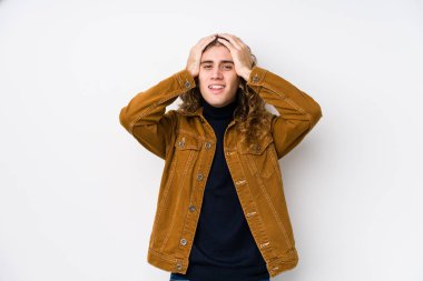 Uzun saçlı adam yalnız gülüyor ve ellerini başının üstünde tutuyor. Mutluluk kavramı.