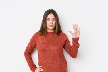 Yalnız poz veren beyaz bir kadın.