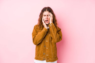 Genç, uzun saçlı adam yalnız mızmızlanıyor ve ağlıyordu..