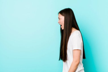 Genç, güzel Çinli bir kadın fotokopi odasına doğru bağırıyor.