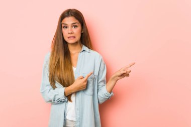 Sıska bir kadın işaret parmağıyla fotokopi çekerken şok oldu..