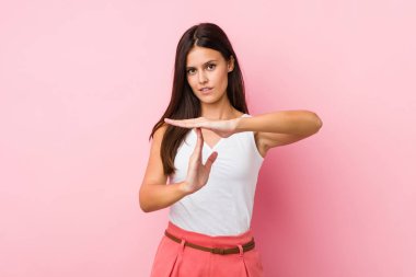 Genç, tatlı bir kadın mola veriyor..